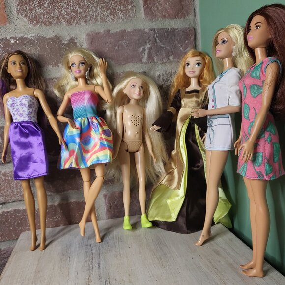6 Barbie dolls in different outfits - Picture 5 of 7